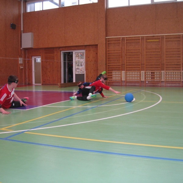 Treningi pływania i gry w goalball dla osób niepełnosprawnych w Wilnie