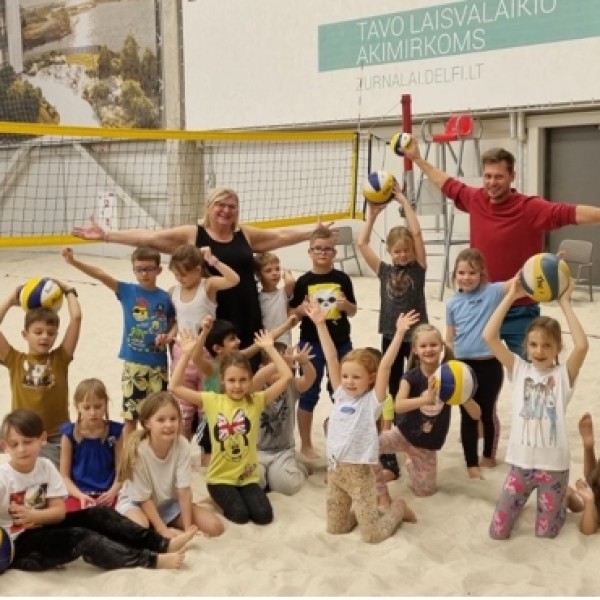 Pažink paplūdimio tinklinį išvažiuojamoje kūno kultūros pamokoje