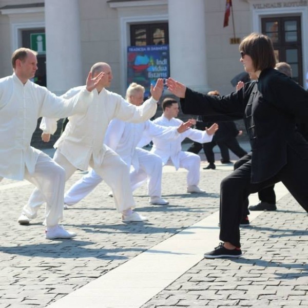Bezpłatne sezonowe treningi Tai Chi, Qigong i Wu shu w miejscach publicznych w Wilnie